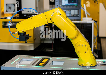 Usinage CNC entièrement automatique avec robot de manutention Banque D'Images