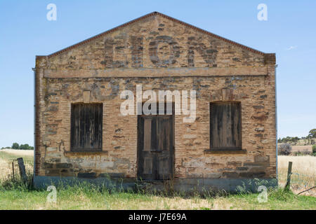 Kapunda, Australie du Sud, Australie - décembre 3, 2016 : ancienne épicerie en pierre construite en 1854, avec Lion décolorées par des lettres à l'avant du café Banque D'Images