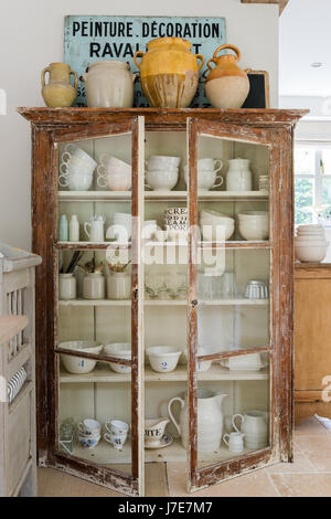 De grands pots confit sur le dessus d'une armoire rustique de Hill & Co ACCUEIL Banque D'Images