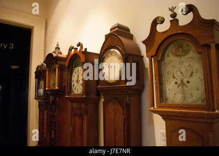 Rangée d'horloges dans le cas longue Usher Gallery, Lincoln Banque D'Images