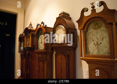 Rangée d'horloges dans le cas longue Usher Gallery, Lincoln Banque D'Images