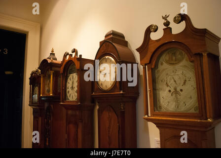 Rangée d'horloges dans le cas longue Usher Gallery, Lincoln Banque D'Images