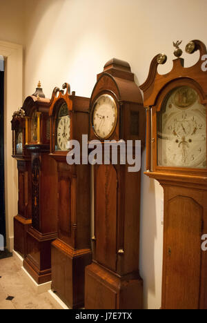 Rangée d'horloges dans le cas longue Usher Gallery, Lincoln Banque D'Images