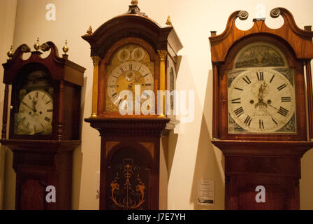 Rangée d'horloges dans le cas longue Usher Gallery, Lincoln Banque D'Images