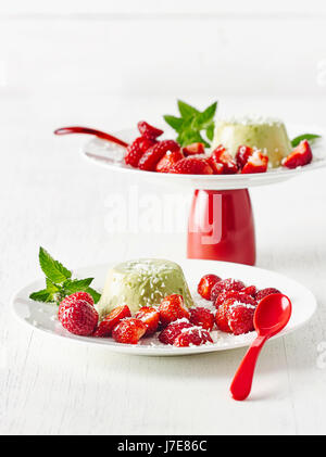 Matcha panna cotta aux fraises et noix de coco en flocons Banque D'Images