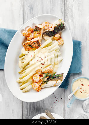 Asperges au saumon, morue, crevettes et sauce hollandaise Banque D'Images