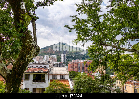 Colline de trois croix (Cerro de Las Tres Cruces) et vue sur la ville de Cali - Cali, Colombie Banque D'Images