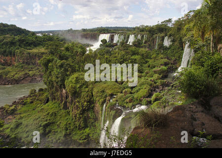 Chutes d'Iguazu, Argentine vu de la voie (Argentine) Banque D'Images