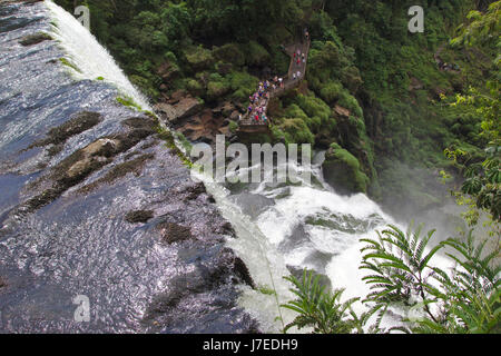 Chutes d'Iguazu, Argentine vu de la voie (Argentine) Banque D'Images