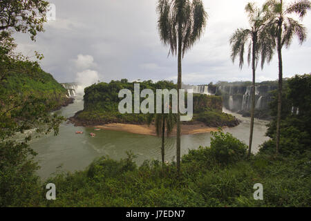 Chutes d'Iguaçu, vue de descendre le chemin (Argentine) Banque D'Images