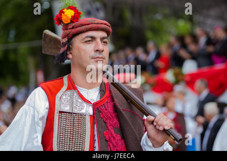 L'Alkar squire marchin au rythme de tambour pendant le tournoi Alka Sinj en ville, Croatie Banque D'Images
