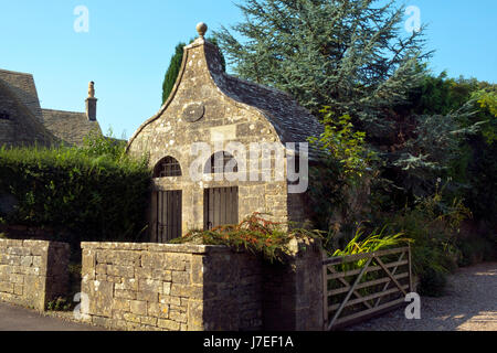 L'ancienne écluse, Bisley, Cotswolds, Gloucestershire, Royaume-Uni. Construit en 1824, un blocage des cellules où les ivrognes étaient conservés jusqu'au lendemain. Banque D'Images