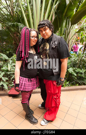 Goth couple portant des vêtements noirs, des bijoux cloutés, et des piercings. Banque D'Images