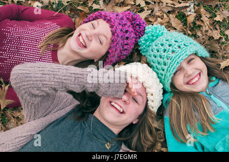 Trois jeunes filles riant port d'un chapeau Banque D'Images
