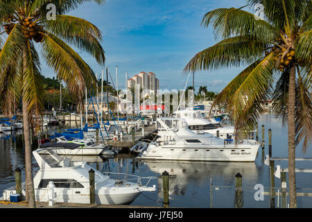 Tôt le matin sur le Fort Myers Yacht Basin Marina et bâtiments de Fort Myers, Floride, USA Banque D'Images