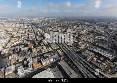 Los Angeles, Californie, USA - 12 Avril 2017 : Vue aérienne de l'autoroute 10 de Santa Monica, à proximité du centre-ville de LA. Banque D'Images