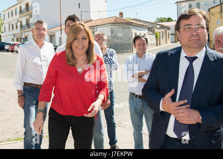 Le porte-parole socialiste, Fernando Acero, Susana Díaz et Guillermo Fernández Vara lors de l'événement a eu lieu ce matin dans la région de Trujillo, l'Estrémadure. Banque D'Images