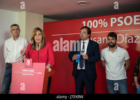 Le porte-parole socialiste, Fernando Acero, Susana Díaz et Guillermo Fernández Vara lors de l'événement a eu lieu ce matin dans la région de Trujillo, l'Estrémadure. Banque D'Images