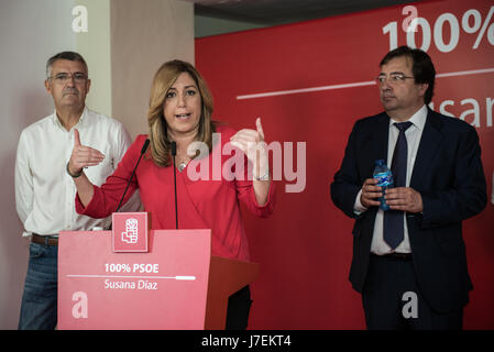 Le porte-parole socialiste, Fernando Acero, Susana Díaz et Guillermo Fernández Vara lors de l'événement a eu lieu ce matin dans la région de Trujillo, l'Estrémadure. Banque D'Images