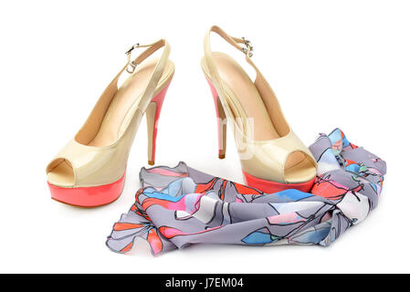 Sandales élégantes et écharpe isolé sur fond blanc Banque D'Images