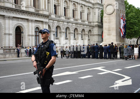 Londres, Royaume-Uni. 24 mai, 2017. Un préposé aux armes à feu monte la garde lors d'une cérémonie au cénotaphe de Whitehall. Pendant ce temps, des soldats armés sont déployés dans le centre de Londres dans le cadre de l'opération Temperer. Des soldats sont utilisés pour prendre des rôles que la police garde à des sites comme Downing Street et les chambres du Parlement. Credit : Jacob/Sacks-Jones Alamy Live News. Banque D'Images