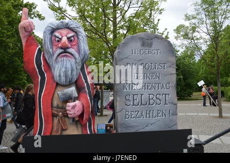 Berlin, Allemagne. 24 mai, 2017. Manifestations devant l'Kirchtag Protestan allemand à Berlin, Allemagne Crédit : Markku Rainer Peltonen/Alamy Live News Banque D'Images