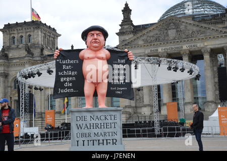 Berlin, Allemagne. 24 mai, 2017. Manifestations devant l'Kirchtag protestante allemande à Berlin, Allemagne Crédit : Markku Rainer Peltonen/Alamy Live News Banque D'Images