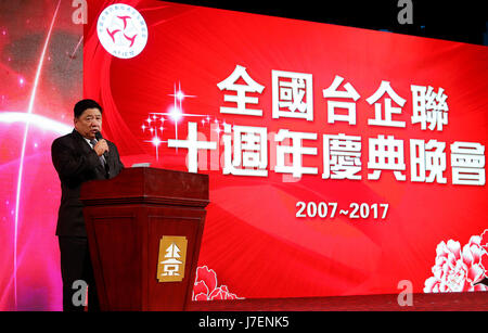 (170524) -- BEIJING, 24 mai 2017 (Xinhua) -- Ping-Sheng Wang, président de l'Association des entreprises d'investissement de Taïwan sur le continent (ATIEM), traite d'une célébration du 10e anniversaire de ATIEM, à Beijing, capitale de Chine, le 24 mai 2017. (Xinhua/Shen Bohan) (lb) Banque D'Images