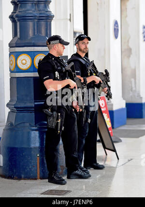 Brighton, UK. 24 mai, 2017. Des policiers armés dans le grand hall de la gare de Brighton ce soir à l'heure de pointe dans le cadre de renforcement de la sécurité tout au long de la Grande-Bretagne en raison de l'attaque terroriste de Manchester Crédit : Simon Dack/Alamy Live News Banque D'Images