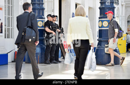 Brighton, UK. 24 mai, 2017. Des policiers armés dans le grand hall de la gare de Brighton ce soir à l'heure de pointe dans le cadre de renforcement de la sécurité tout au long de la Grande-Bretagne en raison de l'attaque terroriste de Manchester Crédit : Simon Dack/Alamy Live News Banque D'Images