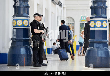 Brighton, UK. 24 mai, 2017. Des policiers armés dans le grand hall de la gare de Brighton ce soir à l'heure de pointe dans le cadre de renforcement de la sécurité tout au long de la Grande-Bretagne en raison de l'attaque terroriste de Manchester Crédit : Simon Dack/Alamy Live News Banque D'Images