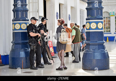 Brighton, UK. 24 mai, 2017. Des policiers armés dans le grand hall de la gare de Brighton ce soir à l'heure de pointe dans le cadre de renforcement de la sécurité tout au long de la Grande-Bretagne en raison de l'attaque terroriste de Manchester Crédit : Simon Dack/Alamy Live News Banque D'Images