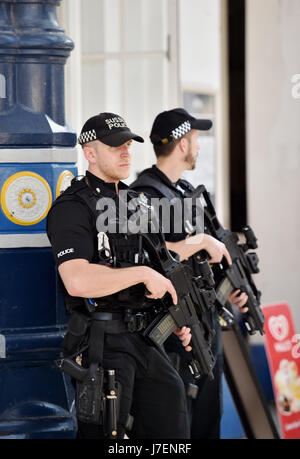 Brighton, UK. 24 mai, 2017. Des policiers armés dans le grand hall de la gare de Brighton ce soir à l'heure de pointe dans le cadre de renforcement de la sécurité tout au long de la Grande-Bretagne en raison de l'attaque terroriste de Manchester Crédit : Simon Dack/Alamy Live News Banque D'Images