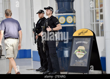 Brighton, UK. 24 mai, 2017. Des policiers armés dans le grand hall de la gare de Brighton ce soir à l'heure de pointe dans le cadre de renforcement de la sécurité tout au long de la Grande-Bretagne en raison de l'attaque terroriste de Manchester Crédit : Simon Dack/Alamy Live News Banque D'Images