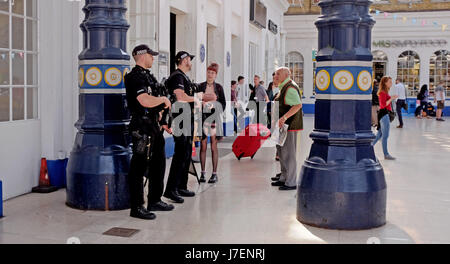 Brighton, UK. 24 mai, 2017. Des policiers armés dans le grand hall de la gare de Brighton ce soir à l'heure de pointe dans le cadre de renforcement de la sécurité tout au long de la Grande-Bretagne en raison de l'attaque terroriste de Manchester Crédit : Simon Dack/Alamy Live News Banque D'Images