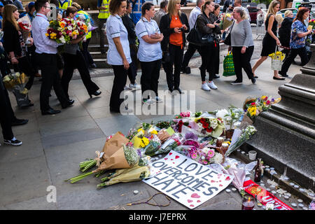 Attaque terroriste de Manchester. Manchester, Angleterre 24 mai 2017. Le personnel du Conseil de déplacer des fleurs d'Albert Carré pour un monument de St Anne's Square, dans le centre-ville de Manchester. Les fleurs ont été placées après l'attaque terroriste à la Manchester Arena suite à un concert par l'artiste américaine Ariana Grande. Photo : Ian Walker / Alamy Live News Banque D'Images