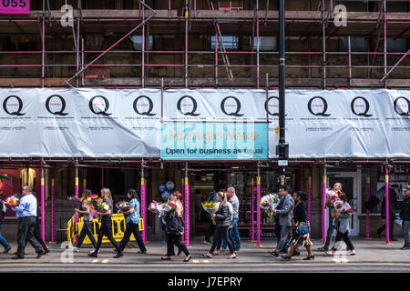 Attaque terroriste de Manchester. Manchester, Angleterre 24 mai 2017. Le personnel du Conseil de déplacer des fleurs d'Albert Carré pour un monument de St Anne's Square, dans le centre-ville de Manchester. Les fleurs ont été placées après l'attaque terroriste à la Manchester Arena suite à un concert par l'artiste américaine Ariana Grande. Photo : Ian Walker / Alamy Live News Banque D'Images