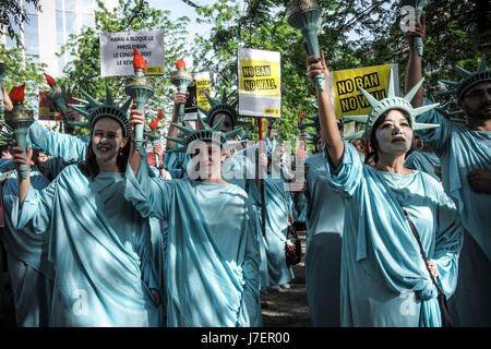 Bruxelles, Bxl, Belgique. 24 mai, 2017. marche de protestation contre le président des États-Unis d'Amérique dans le centre-ville de Bruxelles, Belgique Le 24.05.2017 Le Président américain, Donald Trump, d'assister à une OTAN (Organisation du Traité de l'Atlantique Nord) Sommet mondial pour le 25 mai. par Wiktor Dabkowski Wiktor Dabkowski/crédit : ZUMA Wire/Alamy Live News Banque D'Images