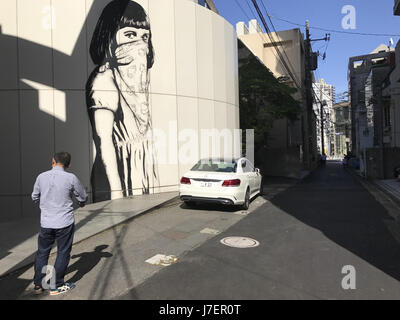 Tokyo, Japon. 23 mai, 2017. Une fresque d'une fille avec la couverture de visage peut être vu dans les rues de Tokyo au Japon le 23 mai 2017. Photo par : Ramiro Agustin Vargas Tabares Crédit : Ramiro Agustin Vargas Tabares/ZUMA/Alamy Fil Live News Banque D'Images