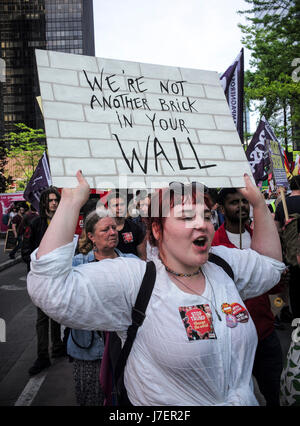 Bruxelles, Belgique. 24 mai, 2017. marche de protestation contre le président des États-Unis d'Amérique dans le centre-ville de Bruxelles, Belgique Le 24.05.2017 Le Président américain, Donald Trump, d'assister à une OTAN (Organisation du Traité de l'Atlantique Nord) Sommet mondial pour le 25 mai. par Wiktor Dabkowski | Conditions de crédit dans le monde entier : dpa/Alamy Live News Banque D'Images