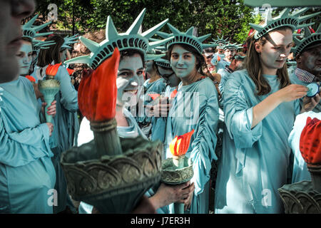 Bruxelles, Belgique. 24 mai, 2017. marche de protestation contre le président des États-Unis d'Amérique dans le centre-ville de Bruxelles, Belgique Le 24.05.2017 Le Président américain, Donald Trump, d'assister à une OTAN (Organisation du Traité de l'Atlantique Nord) Sommet mondial pour le 25 mai. par Wiktor Dabkowski | Conditions de crédit dans le monde entier : dpa/Alamy Live News Banque D'Images