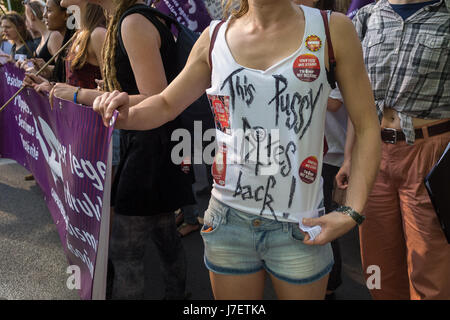 Bruxelles, Belgique. 24 mai, 2017. julien mattia / le pictorium - manifestation à Bruxelles avant l'ouverture du sommet de l'OTAN. - 24/05/2017 - Belgique / Bruxelles - anti-trump manifestation à Bruxelles lors du sommet de l'OTAN. manifestants menés par amnesty international passent devant le petit château, un camp de réfugiés à Bruxelles. Le sommet de l'OTAN s'ouvre à Bruxelles avec l'arrivée de Donald Trump, le nouveau président des États-Unis, à qui tout le monde est en attente de la position sur l'OTAN : le pictorium crédit/Alamy live news Banque D'Images