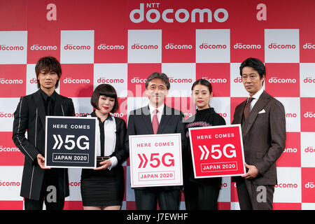 Tokyo, Japon. 24 mai, 2017. Ayano, Buruzon acteurs Rendez Chiemi, NTT DOCOMO Président Kazuhiro Yoshizawa, actrice et acteur Takahata Mitsuki Shinichi Tsutsumi, poser pour les caméras pendant le lancement de 8 nouveaux appareils mobiles pour la gamme d'été le 24 mai 2017, Tokyo, Japon. DOCOMO introduit sept nouveaux téléphones intelligents et d'un comprimé avec une nouvelle application et les plans de service. Credit : Rodrigo Reyes Marin/AFLO/Alamy Live News Banque D'Images