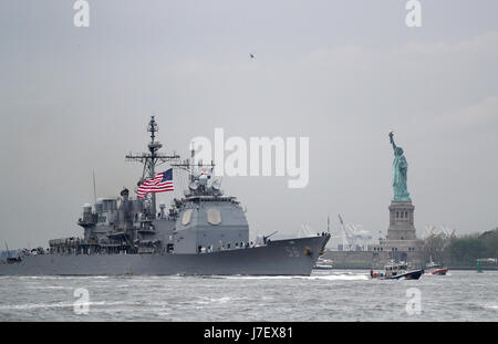 New York, USA. 24 mai, 2017. USS San Jacinto (CG-56), un croiseur de la classe Ticonderoga, est perçu au cours de la parade de la flotte sur l'eau à New York, États-Unis, le 24 mai 2017. La 29e semaine de la flotte de New York a donné le coup d'ici mercredi avec la parade de la flotte. Credit : Wang Ying/Xinhua/Alamy Live News Banque D'Images