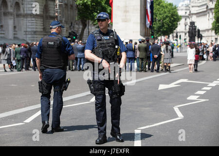 Londres, Royaume-Uni. 24 mai, 2017. La police armée veille sur le service commémoratif au cénotaphe de Whitehall sur la Journée internationale des Casques bleus de l'ONU à la mémoire de ceux qui ont perdu leur vie au service de la paix depuis les opérations de paix de l'ONU a commencé en 1948. Credit : Mark Kerrison/Alamy Live News Banque D'Images