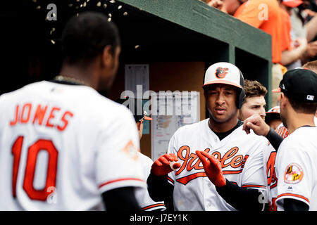 Baltimore, Maryland, USA. 24 mai, 2017. Le deuxième but Des Orioles de Baltimore, Jonathan Schoop (6) célèbre avec ses coéquipiers après avoir frappé un home run au cours de MLB match entre les Twins du Minnesota et les Orioles de Baltimore à l'Oriole Park at Camden Yards de Baltimore, Maryland. Taetsch Scott/CSM/Alamy Live News Banque D'Images