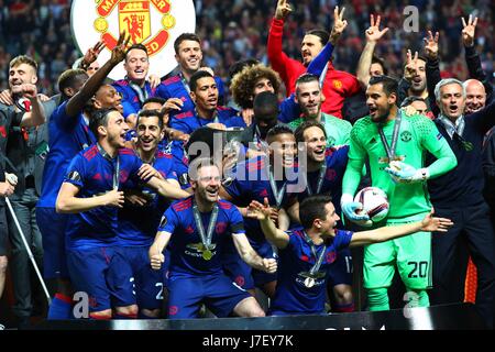 Stockholm, Suède. 24 mai, 2017. Membres de Manchester United célèbrent après avoir remporté le match final de l'UEFA Europa League entre Manchester United et l'Ajax Amsterdam à la Friends Arena à Stockholm, Suède, le 24 mai 2017. Manchester United a soutenu le titre en battant l'Ajax Amsterdam 2-0. Credit : Gong Bing/Xinhua/Alamy Live News Banque D'Images