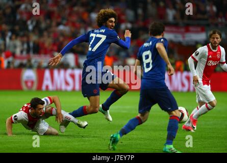 Stockholm, Suède. 24 mai, 2017. Marouane Fellaini Manchester United (2e L) est déclenché au cours de l'UEFA Europa League match final entre Manchester United et l'Ajax Amsterdam à la Friends Arena à Stockholm, Suède, le 24 mai 2017. Manchester United a soutenu le titre en battant l'Ajax Amsterdam 2-0. Credit : Gong Bing/Xinhua/Alamy Live News Banque D'Images