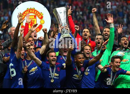 Stockholm, Suède. 24 mai, 2017. Membres de Manchester United célèbre avec le trophée après avoir remporté le match final de l'UEFA Europa League entre Manchester United et l'Ajax Amsterdam à la Friends Arena à Stockholm, Suède, le 24 mai 2017. Manchester United a soutenu le titre en battant l'Ajax Amsterdam 2-0. Credit : Gong Bing/Xinhua/Alamy Live News Banque D'Images