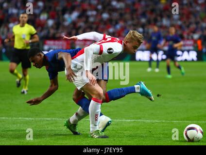 Stockholm, Suède. 24 mai, 2017. Manchester United, Marcus Rashford (L'avant), rivalise avec l'Ajax Amsterdam Matthijs de Ligt au cours de l'UEFA Europa League match final entre Manchester United et l'Ajax Amsterdam à la Friends Arena à Stockholm, Suède, le 24 mai 2017. Manchester United a soutenu le titre en battant l'Ajax Amsterdam 2-0. Credit : Gong Bing/Xinhua/Alamy Live News Banque D'Images